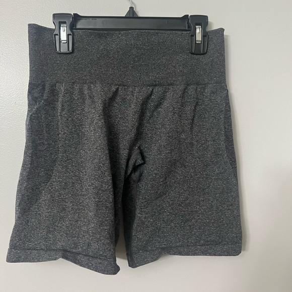 NVGTN contour seamless workout shorts. Size medium. - Picture 3 of 3
